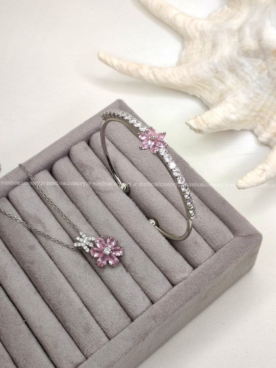 گردنبند گل صورتی