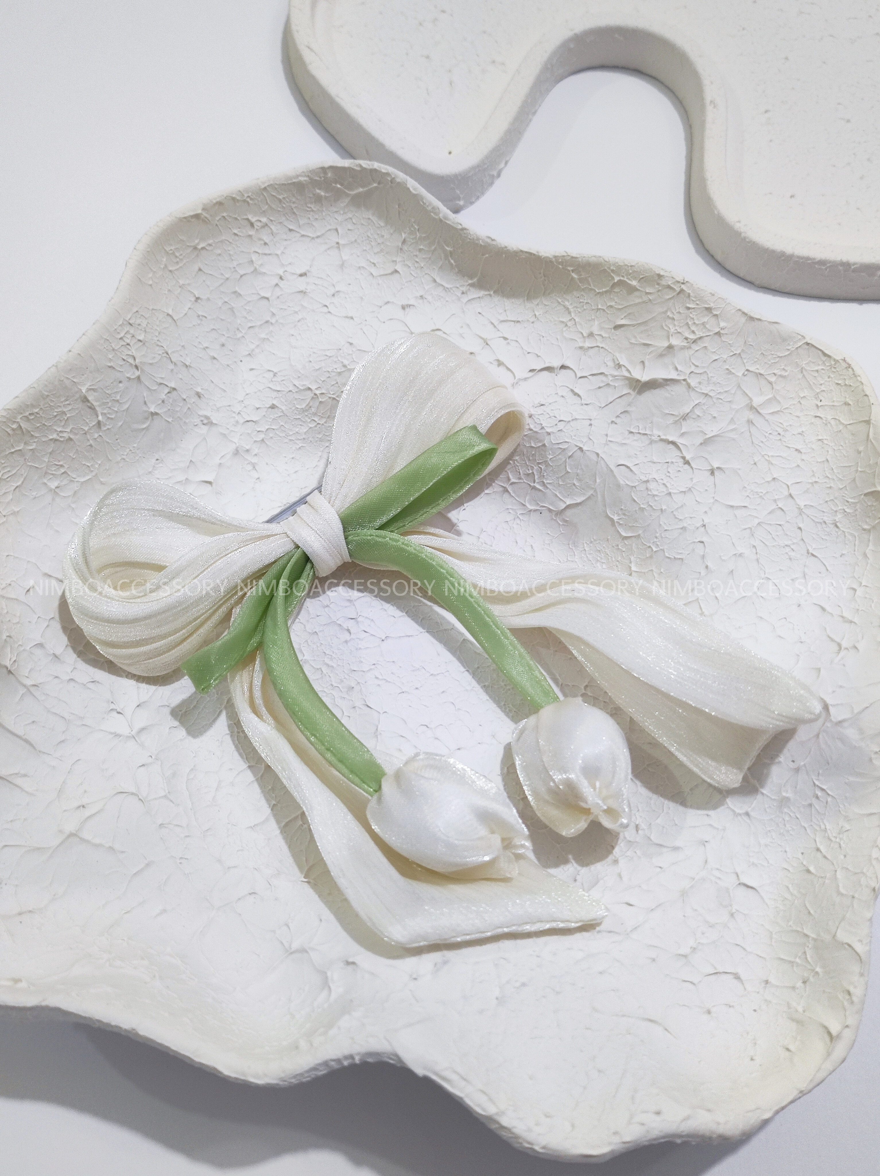 پاپیون گل لاله سفید